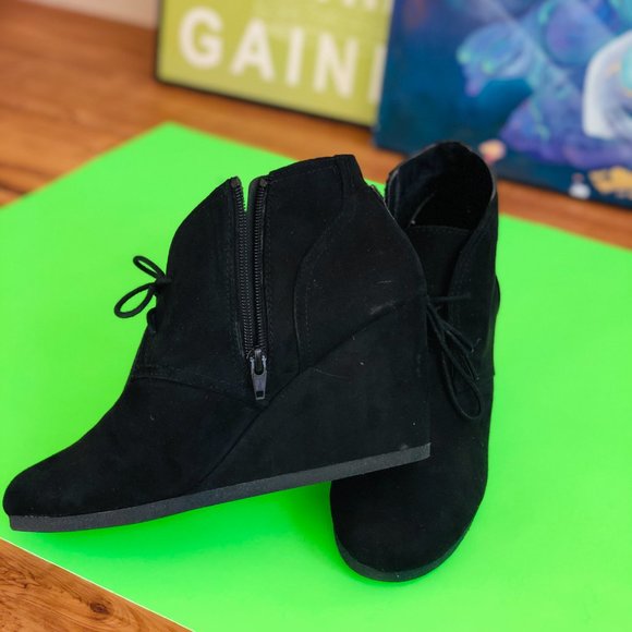 Universal Threads Black Suede Wedge Booties size 9 - Picture 4 of 8